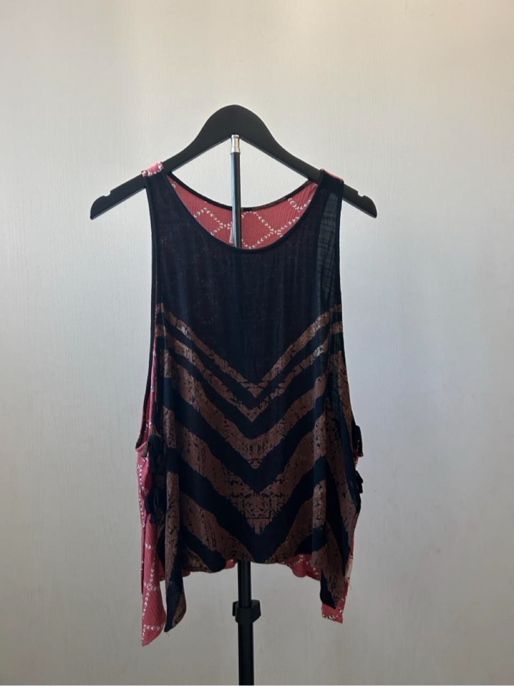 Free People NWOT Unique Black,brown, and red chevron patterned tie side tank. Lg